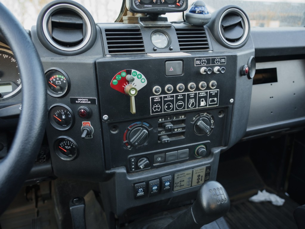 41585198-17.jpg