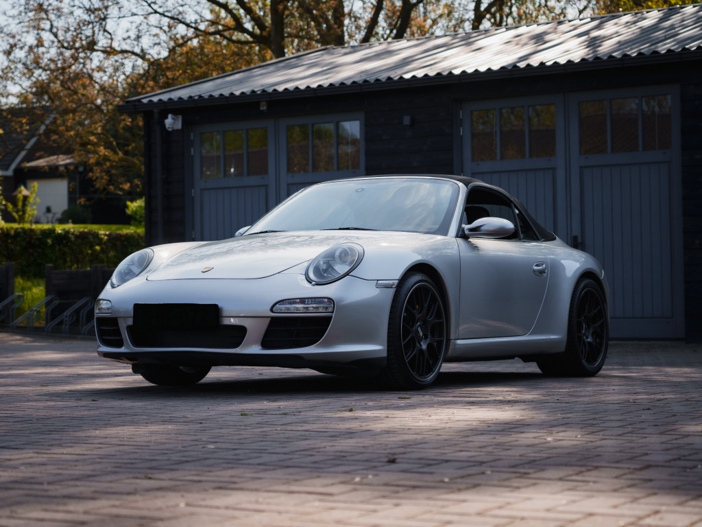 52929044